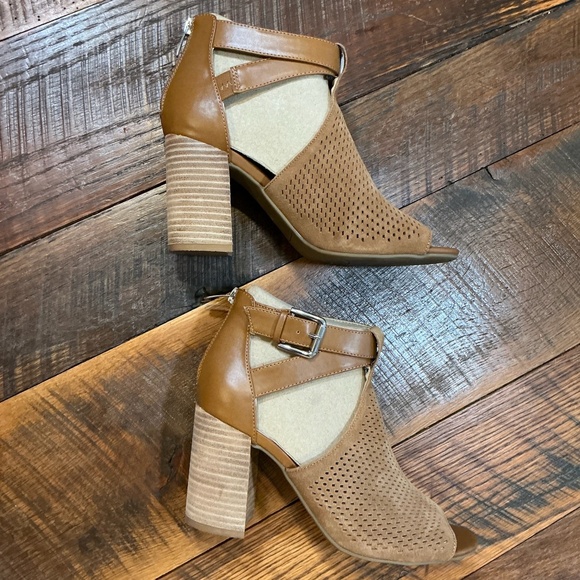 Marc Fisher Gabie Peep Toe Block Heel Sandals Women’s 8 – Tan Suede Perforated H - Picture 4 of 10